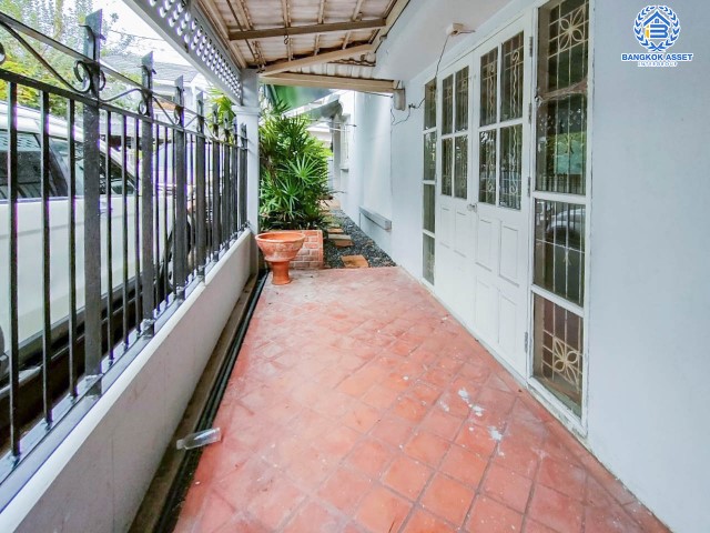 ทาวน์เฮ้าส์มือสองย่านนนทบุรี ม.นันทนาการ์เด้นท์ 1 ท่าอิฐ หลังมุม! บนเนื้อที่ 27.5 ตร.ว. ฟังก์ชัน 2 ห้องนอน 2 ห้องน้ำ 1 ที่จอดรถ แถมฟรี! 1 เครื่องทำน้ำอุ่น บ้านสวย ทำเลดีมาก เชื่อมต่อถ.ราชพฤกษ์, ถ.รัตนาธิเบศร์ ใกล้รถไฟฟ้าสายสีม่วง "สถานีบางรักน้อยท่าอิฐ" และทางด่วน "งามวงศ์วาน"